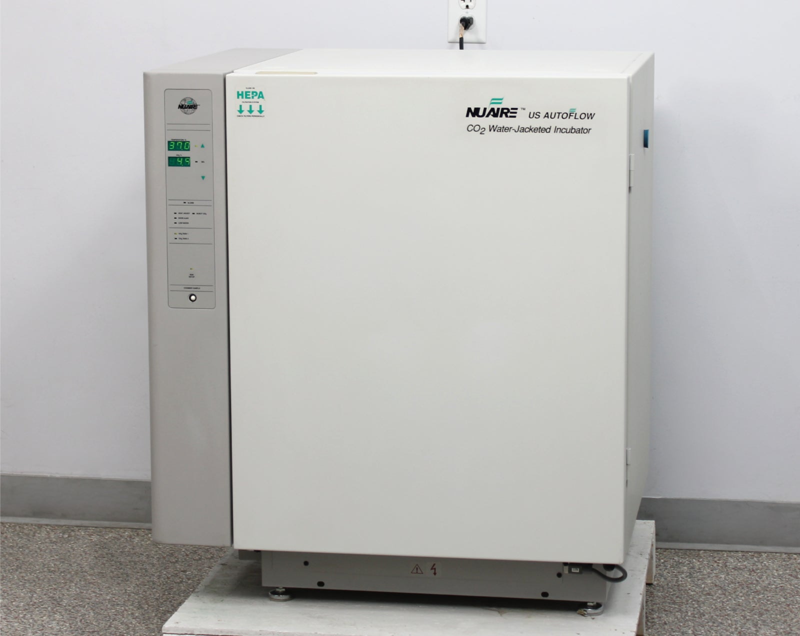NUAIRE US Autoflow NU-4750 Water-Jacketed CO2 Incubator with NUAIRE US Autoflow NU-4750 Water-Jacketed CO2 Incubator with