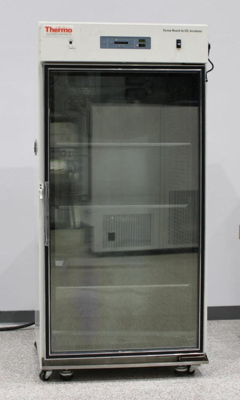 Thermo Electron 3950 Forma Reach-In CO2 Incubator and 3 Shelves