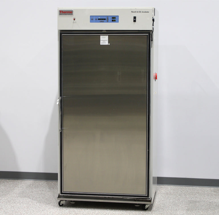 Thermo Scientific 3950 Reach-In CO2 Incubator and 3 Shelves