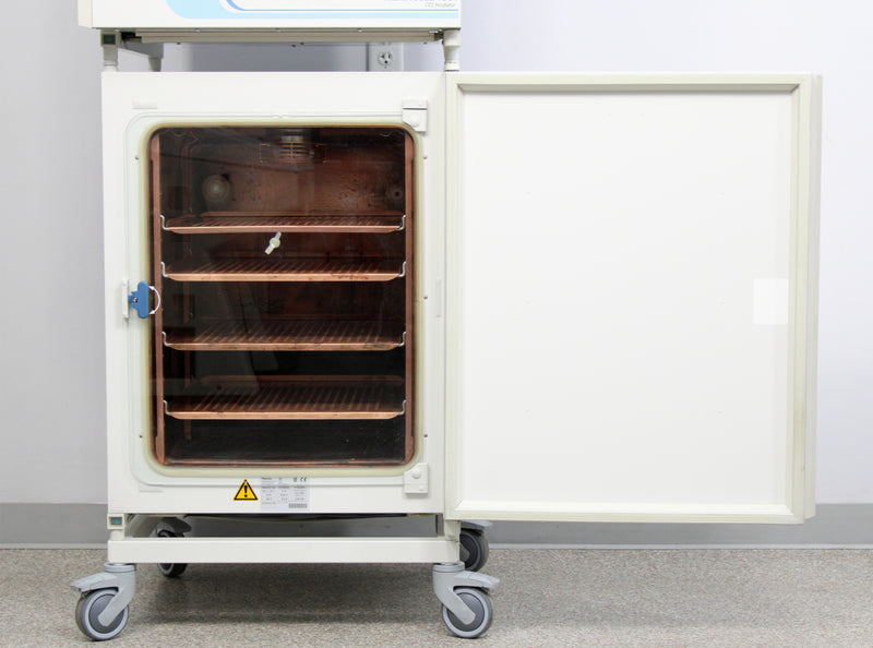 Thermo Scientific HERAcell 150i/240i Stacked CO2 Incubators shelves