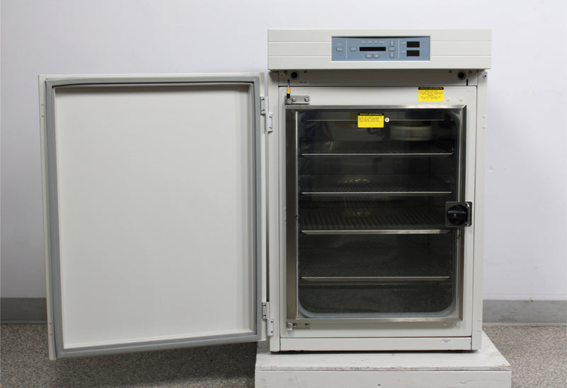 Thermo Scientific 3110 Forma Series II Water Jacketed CO2 Incubator & 4 Shelves