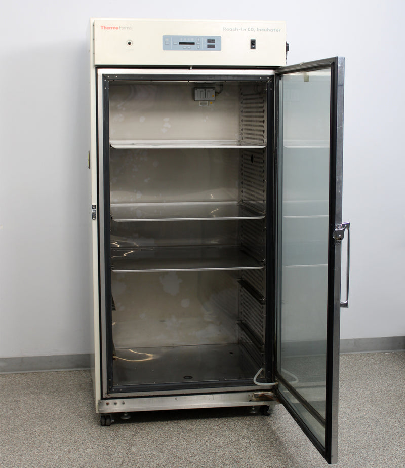 Thermo Forma 3950 Reach-In CO2 Incubator with 3 Shelves