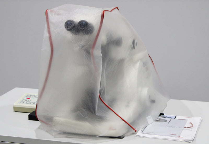 Leica EMUC6 Ultramicrotome with cover