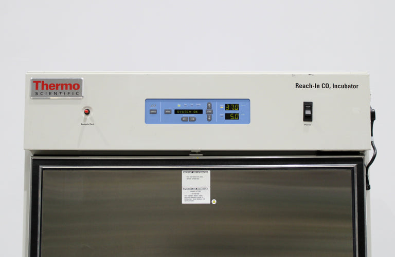 Thermo Scientific 3950 Reach-In CO2 Incubator and 3 Shelves