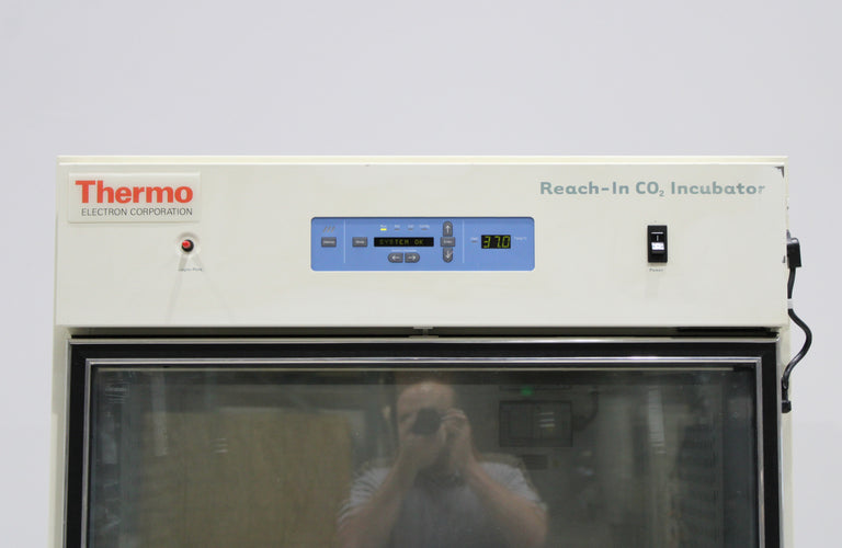 Thermo Electron 3950 Reach-In CO2 Incubator and 3 Shelves