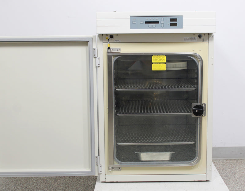 Thermo Forma 3110 Series II Water Jacket CO2 Incubator w/ 3 Shelves